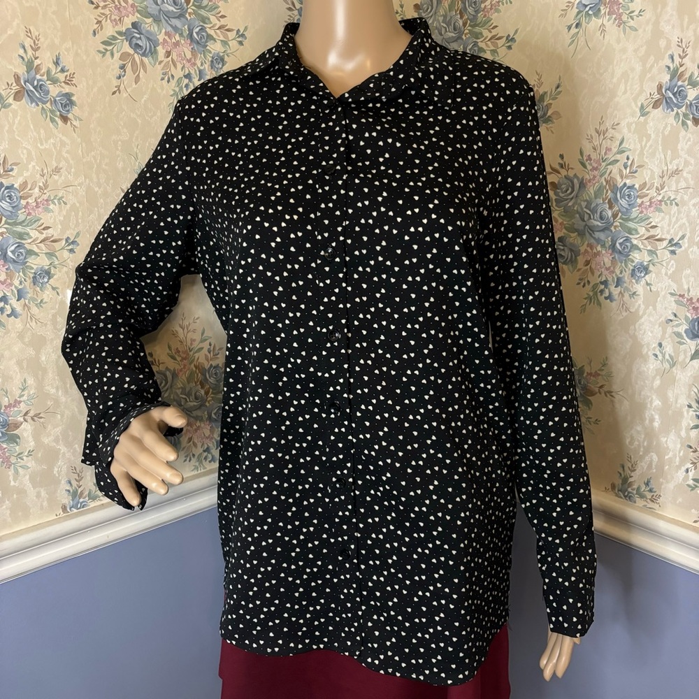 Boohoo black & white long-sleeved hearts button up ruffle top, size 4